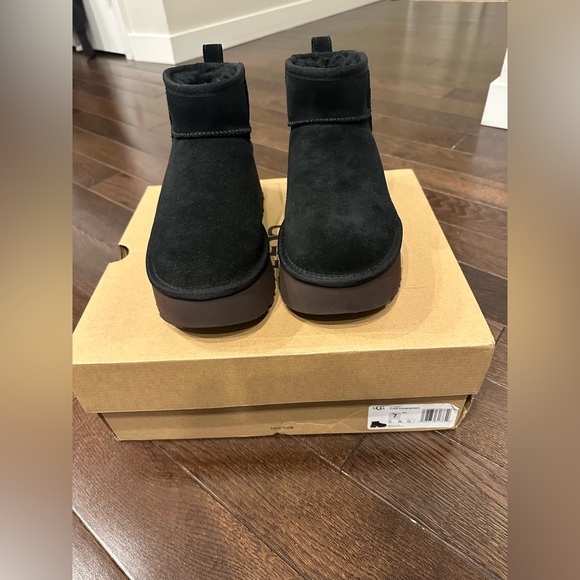 UGG Black Suede ultra mini new heights Platform Boots size 7 New in box - Picture 4 of 7
